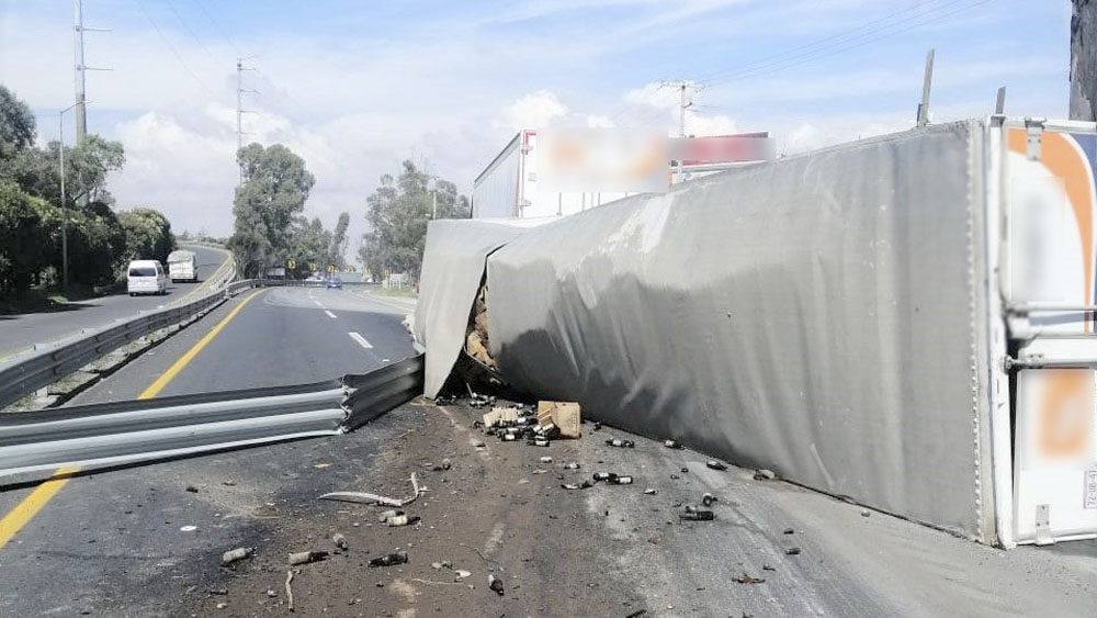 #Video Rapiña en camión de cerveza que volcó en el Estado de México