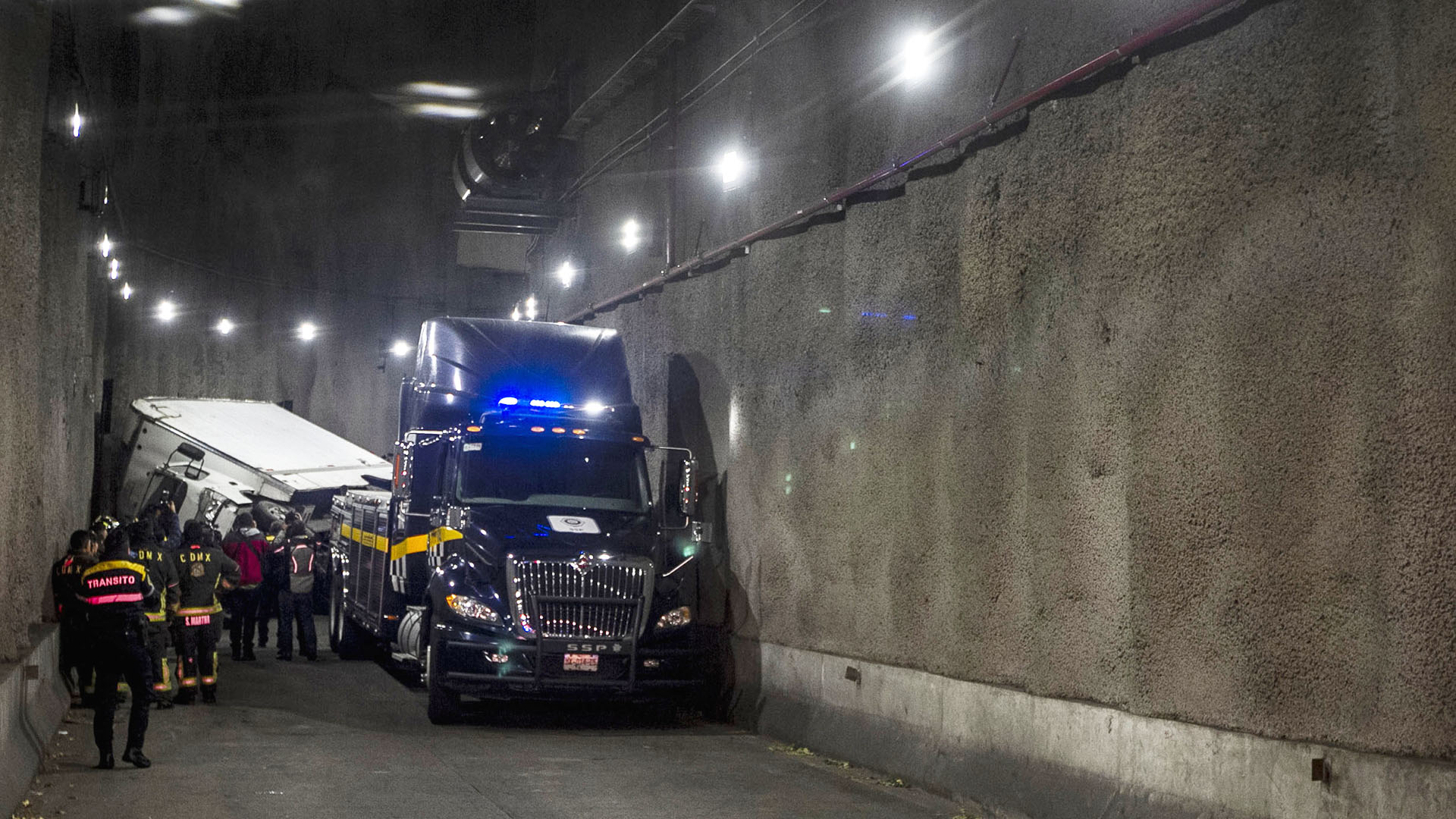 Vuelca camión de alimento para mascotas en deprimido de Mixcoac