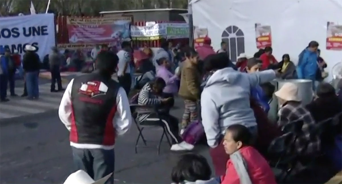 Bloqueo de campesinos en San Lázaro cumple tres días - campesinos-afuera-de-san-lazaro