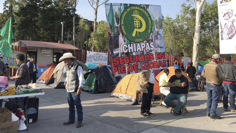 Campesinos dialogan con autoridades; buscan romper cerco y marchar al Zócalo