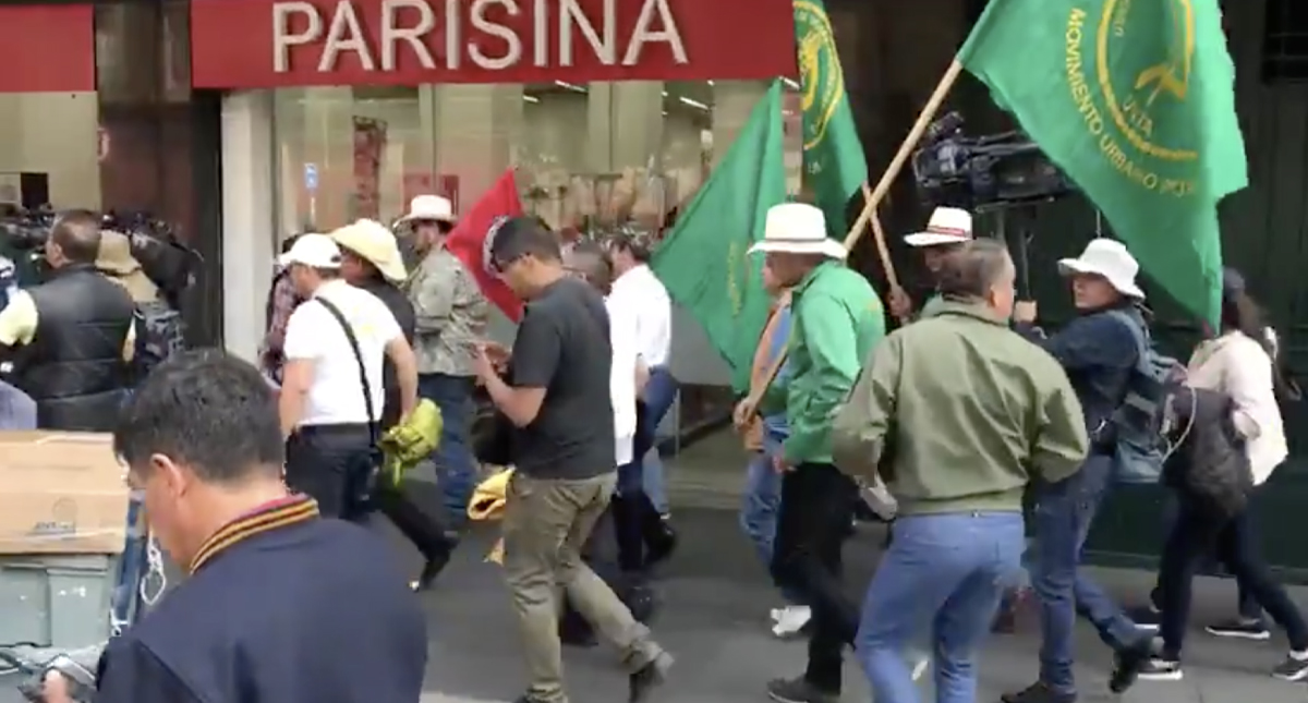 Líderes campesinos llegan al Zócalo capitalino para manifestarse durante el desfile