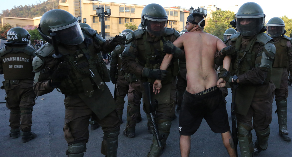 Incendios y saqueos en Chile ponen en duda capacidad de Carabineros Incendios y saqueos en Chile ponen en duda capacidad de Carabineros