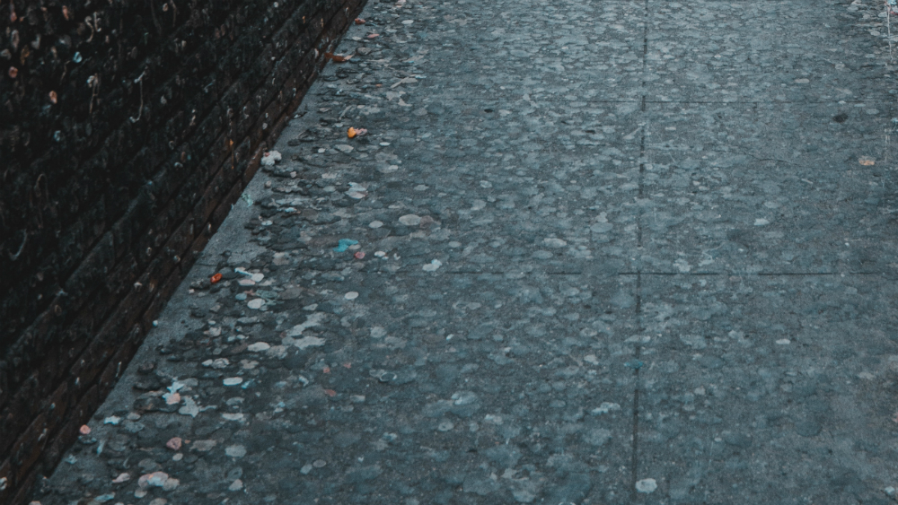 Multarían hasta con casi 17 mil pesos a quien tire chicles en la calle