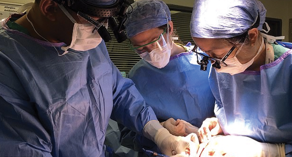 Extraen tumor del tamaño de un melón de cuello de hombre en EE.UU.