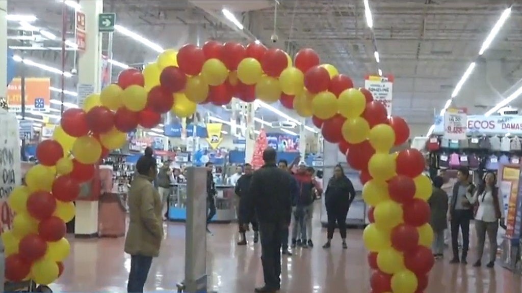 Clientes se niegan a abandonar tienda hasta validar oferta en pantallas Clientes se niegan a abandonar tienda hasta validar oferta en pantallas