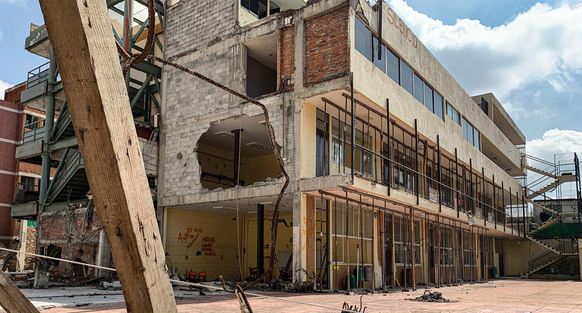 Comparece directora del Colegio Rébsamen por su probable responsabilidad en la muerte de 26 personas