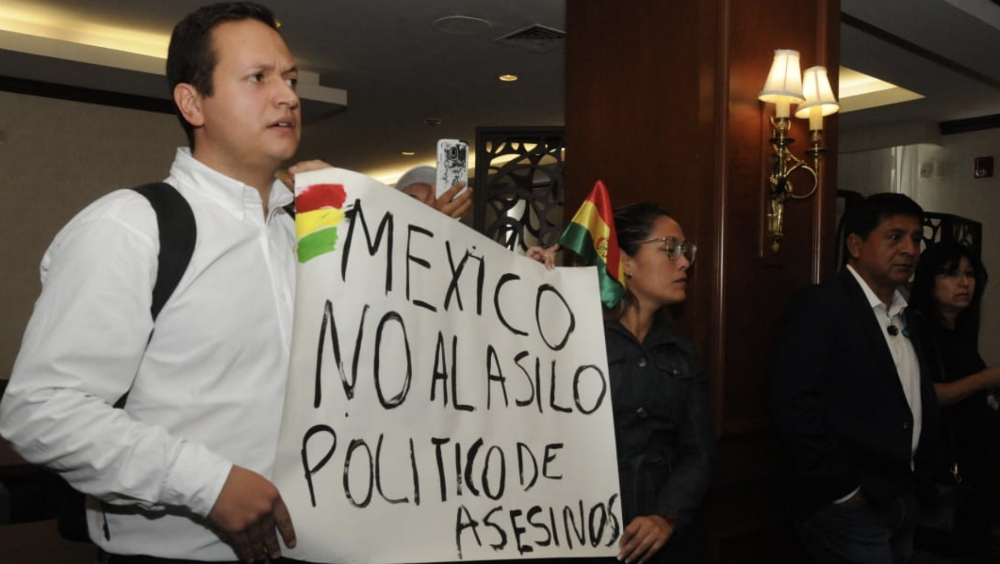 Bolivianos en México inconformes con decisión de dar asilo a Evo Morales