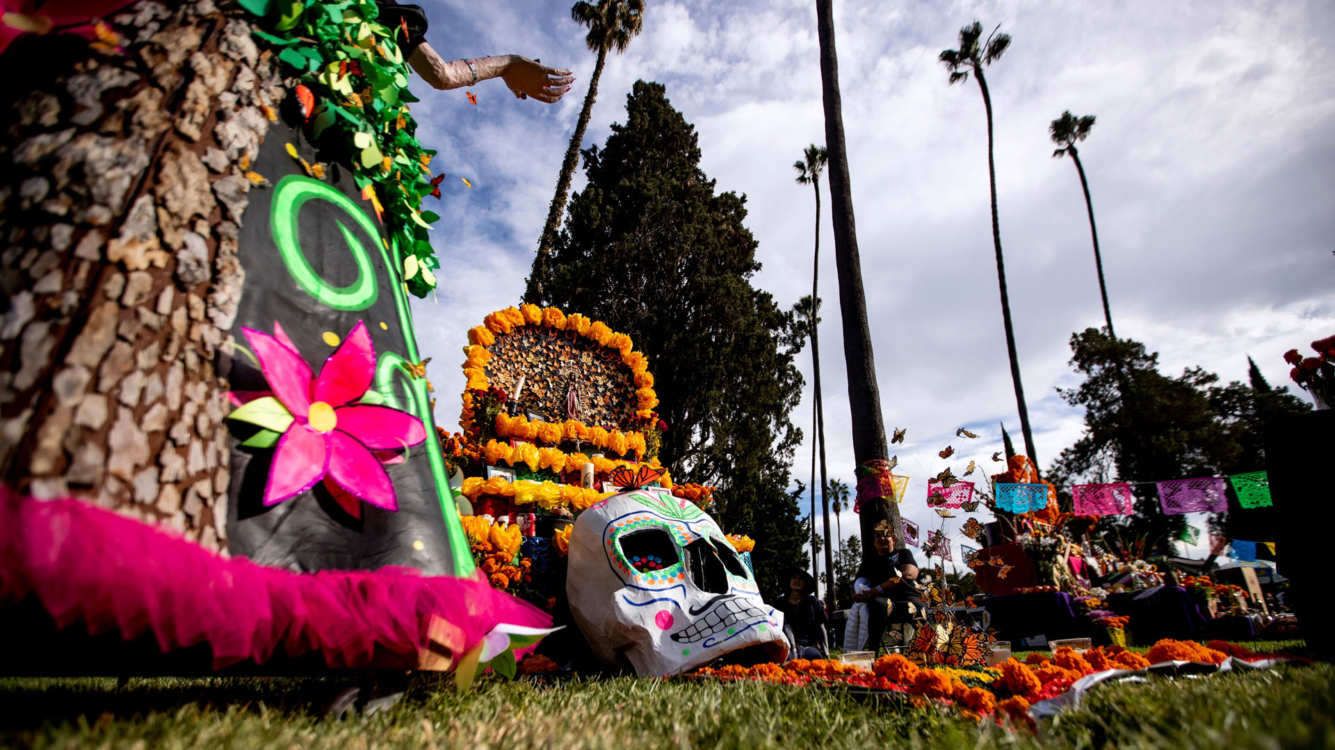 Migrantes protagonizan Día de Muertos en Hollywood - con-motivo-del-dia-de-muertos-hubo-concurso-de-altares-en-el-cementerio-hollywood-forever-de-los-angeles