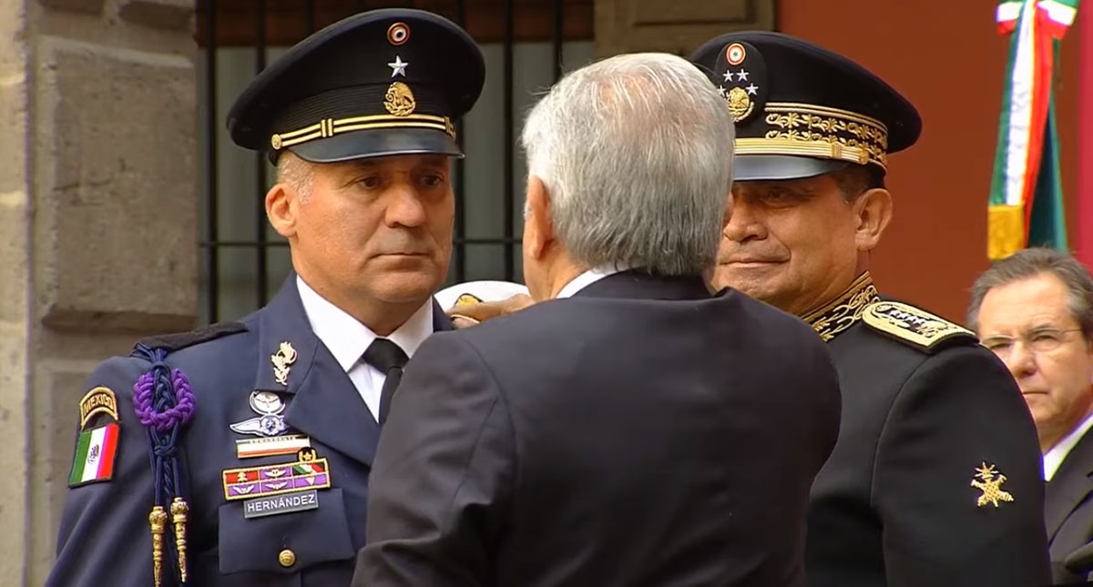 López Obrador condecora a tripulación que trajo a México a Evo Morales - condecoracion-al-piloto-del-avion-que-trajo-a-mexico-a-evo-morales