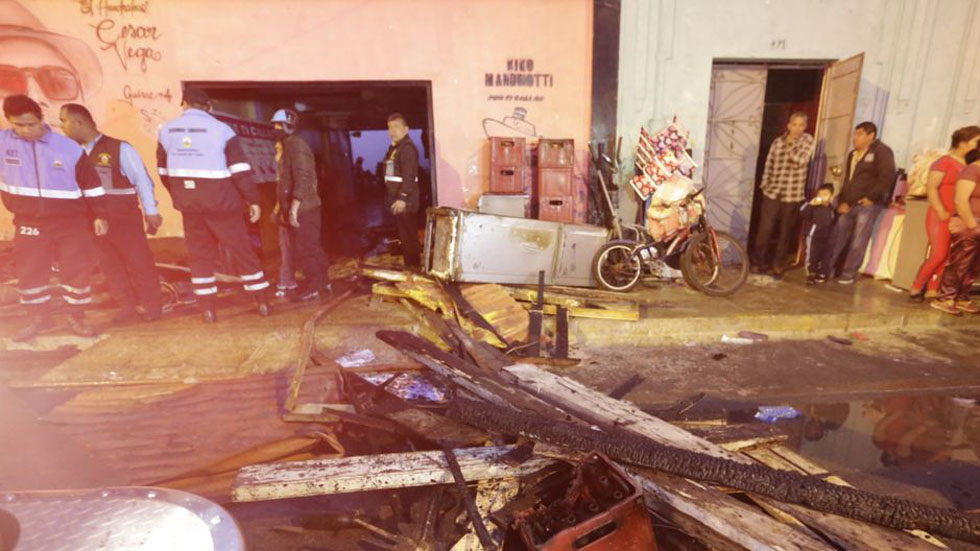Incendio en viviendas de Perú mata a seis personas - conjunto-de-viviendas-afectadas-por-incendio