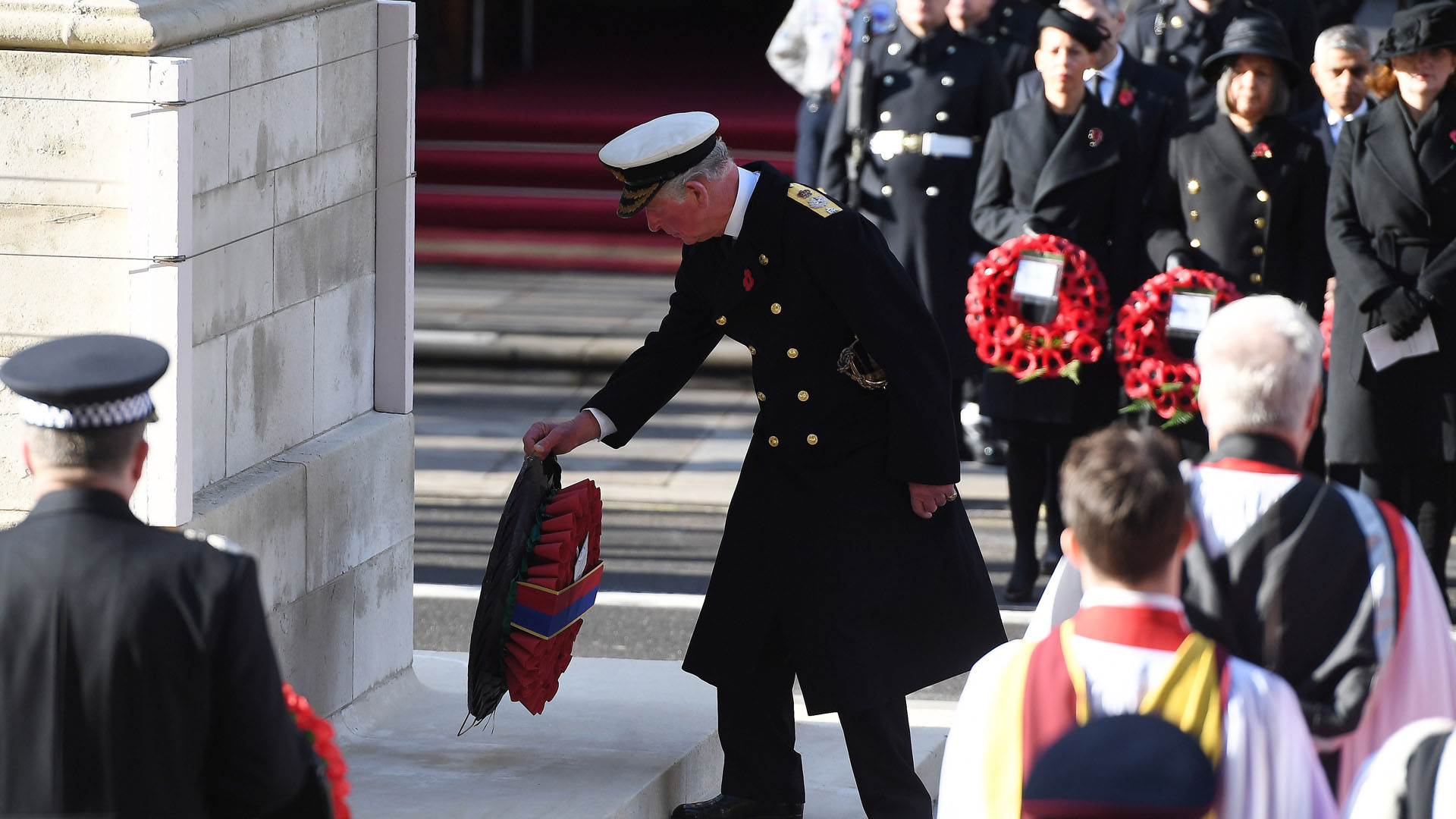 Reina Isabel II preside homenaje a caídos en guerras mundiales - corona-de-flores-a-caidos-en-guerras-mundiales