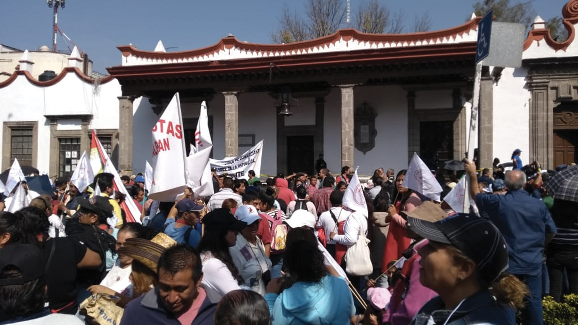 Tianguistas mantienen bloqueo en Coyoacán para exigir destitución de funcionarios Tianguistas mantienen bloqueo en Coyoacán para exigir destitución de funcionarios