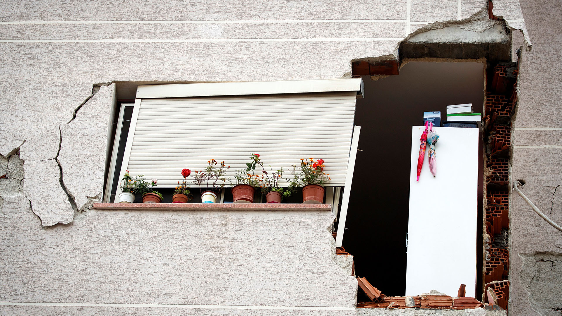 Sube a 40 cifra de víctimas mortales por sismo en Albania - danos-en-casa-por-sismo