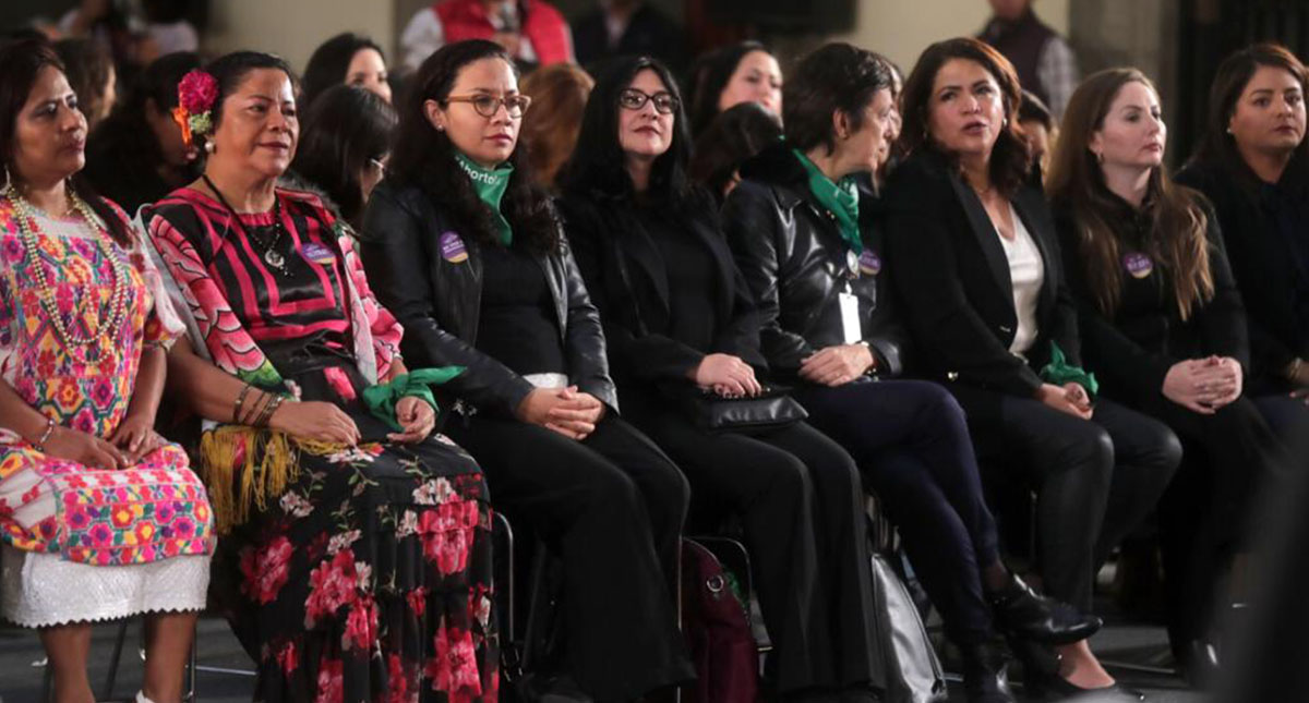 Feministas gritan "¡Vivas nos queremos!" al presidente López Obrador - delegadas-estatales-del-inmujeres