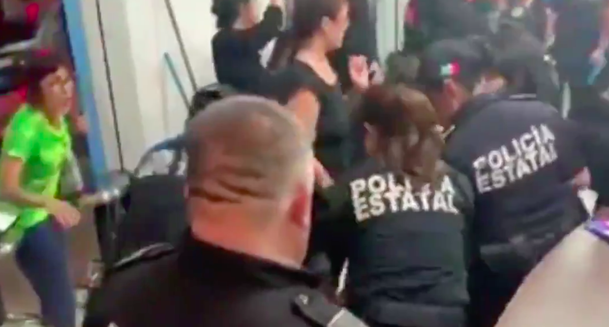 Detienen a seis mujeres durante marcha feminista en Mérida