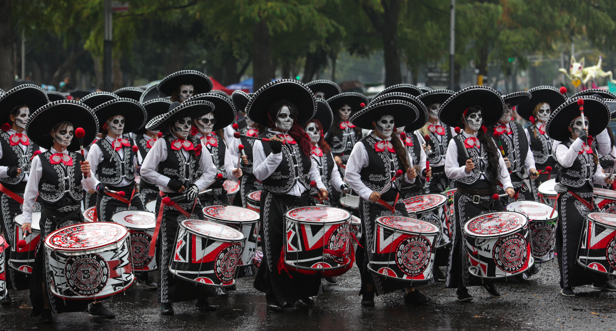 Ecléctico desfile de Día de Muertos en la Ciudad de México