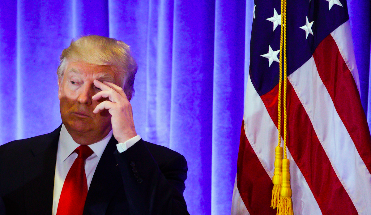 Cuestionan salud de Donald Trump tras visita a hospital