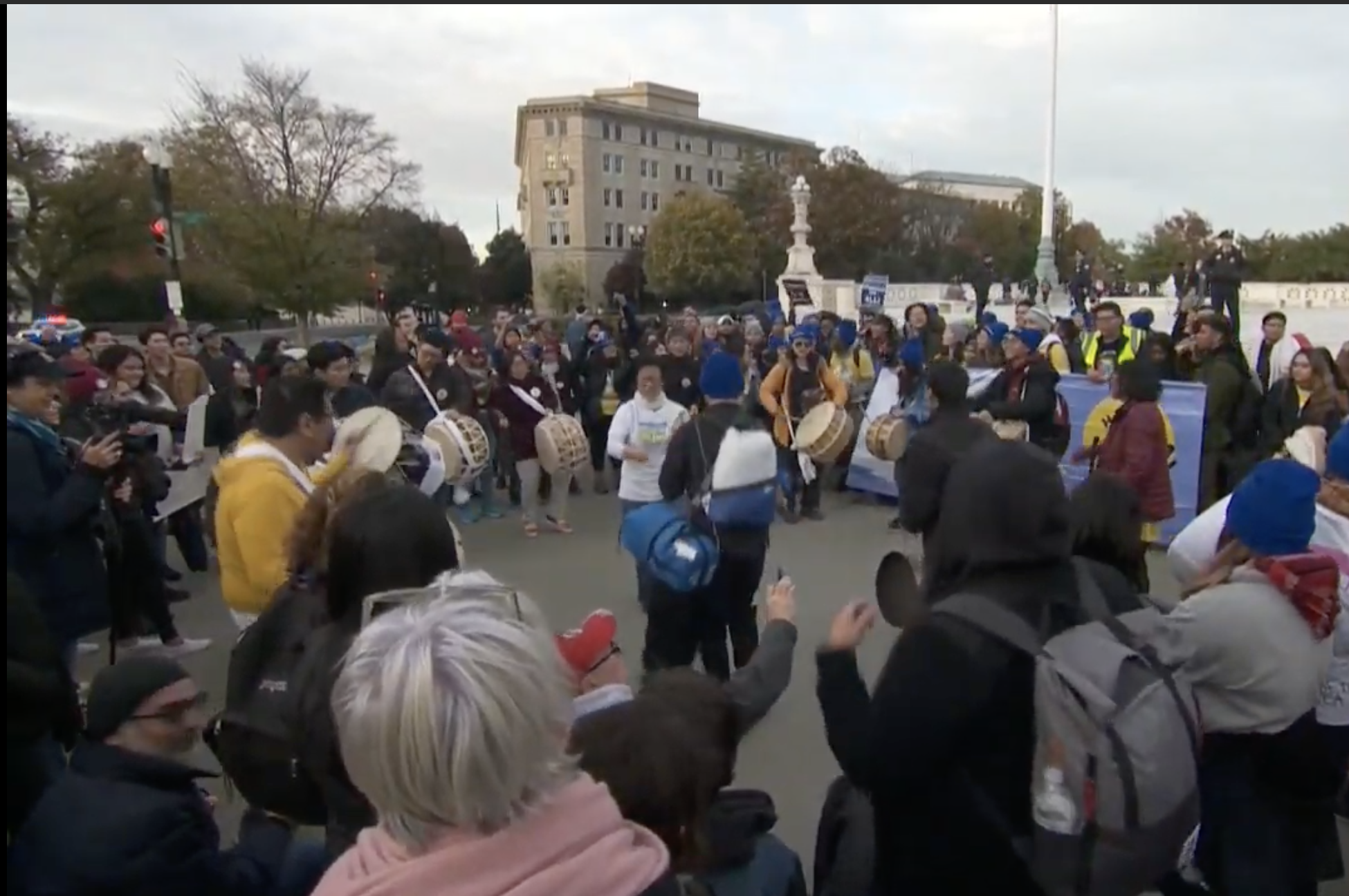 “Dreamers” defienden a ritmo de tambores y algarabía su amparo migratorio