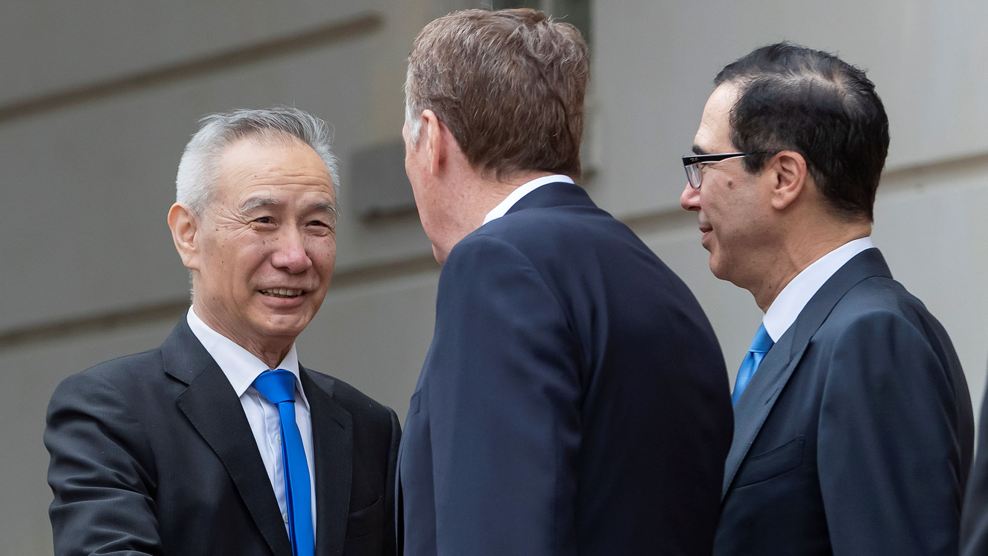 Jefes negociadores de EE.UU. y China acuerdan mantener consultas comerciales - el-encargado-de-comercio-exterior-de-eeuu-robert-lighthizer-y-el-secretario-del-tesoro-estadounidense-steven-mnuchin-con-el-viceprimer-ministro-chino-liu-he