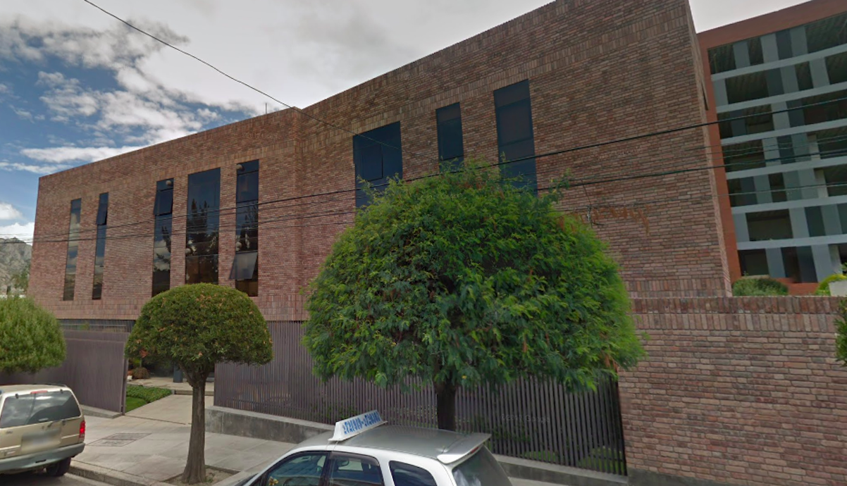 Ebrard pide respeto a embajada en Bolivia