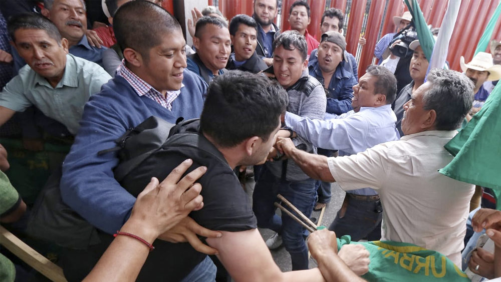 Empujones entre campesinos a las afueras de la Cámara de Diputados Empujones entre campesinos a las afueras de la Cámara de Diputados