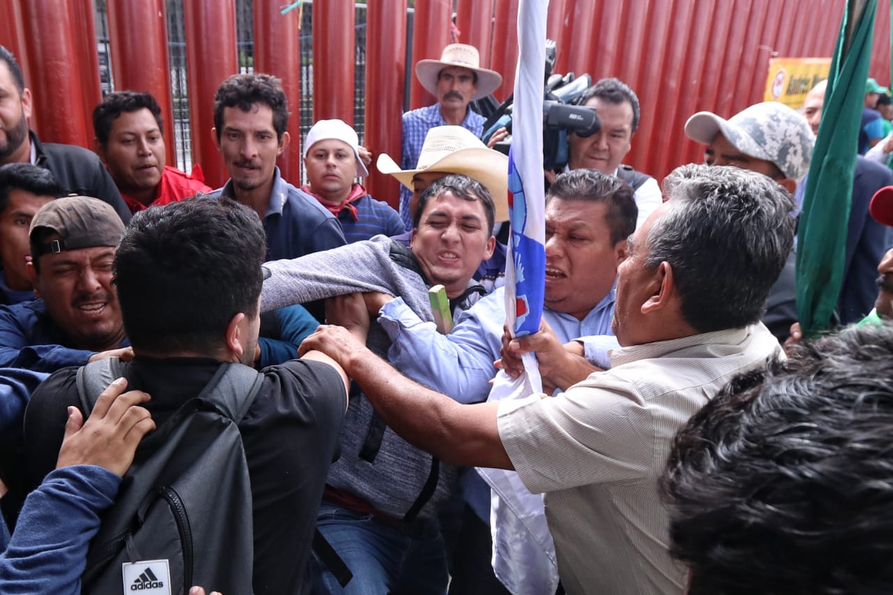 Empujones entre campesinos a las afueras de la Cámara de Diputados - empujones-campesinos-camara-de-diputados