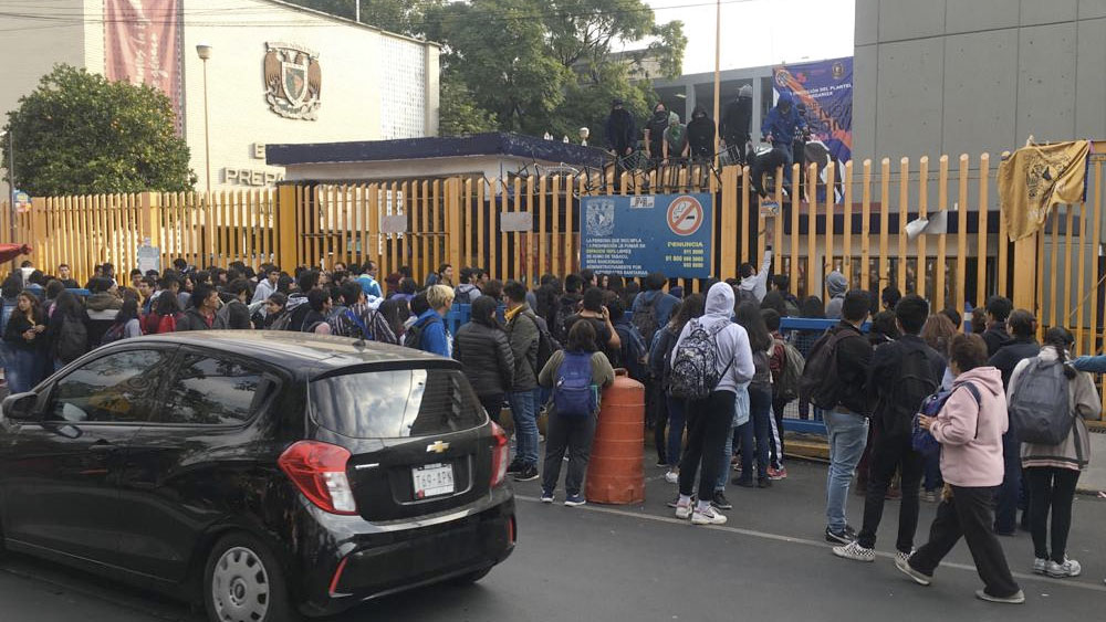 Encapuchados toman la Prepa 8 por violencia de género