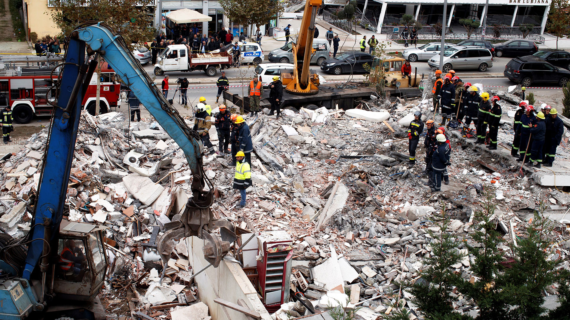 Sube a 40 cifra de víctimas mortales por sismo en Albania - escombros-por-temblor-en-albania