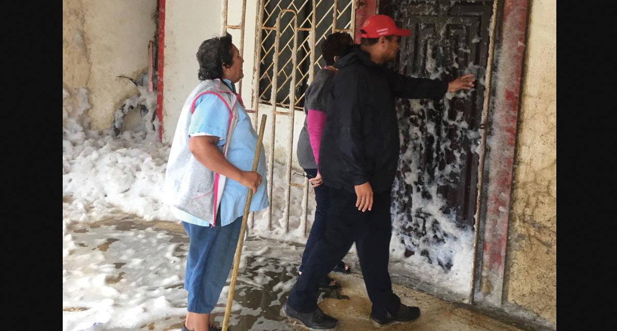 #Video Espuma marina cubre calles de Villa Sánchez Magallanes, Tabasco