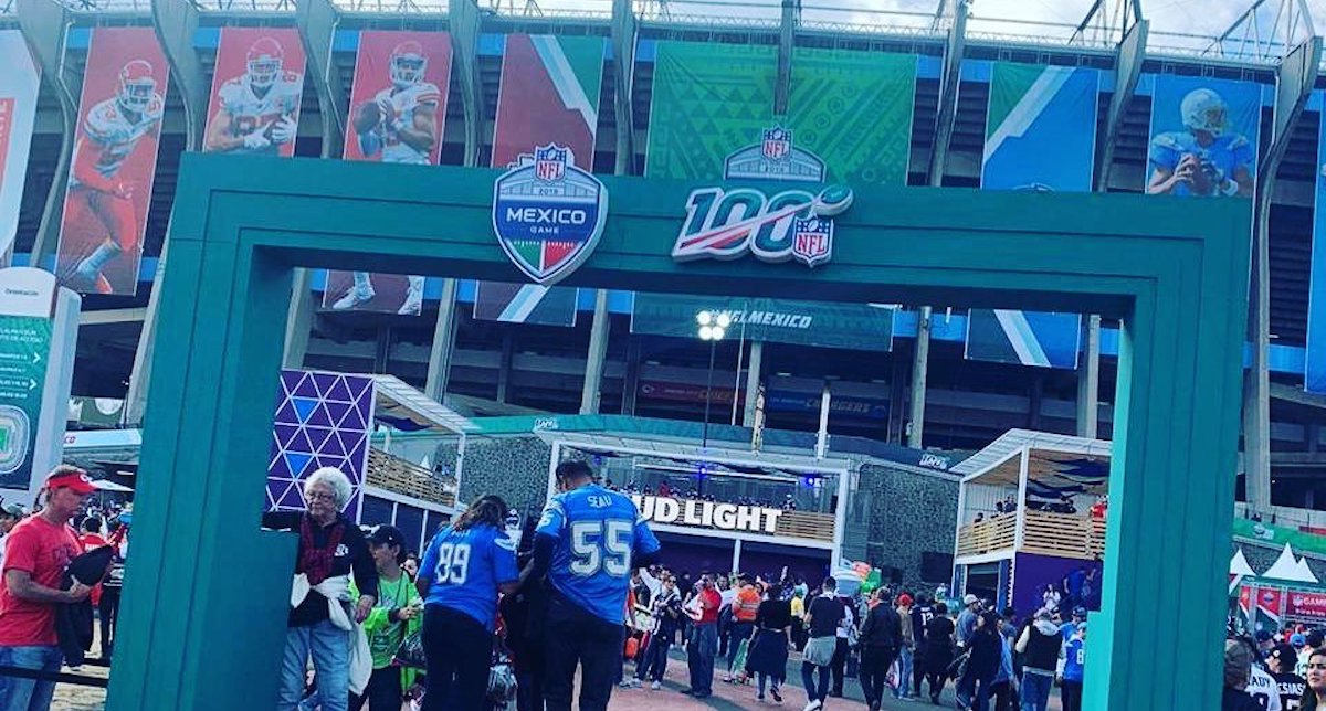 Rivers y Mahomes, los protagonistas en inmediaciones del Estadio Azteca