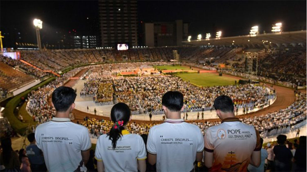 Papa denuncia en Bangkok el flagelo de la prostitución de niños y mujeres - estadio-nacional-de-bangkok-en-misa-del-papa-francisco