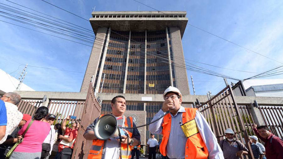 Sismo de magnitud 3.9 alarma a la capital de El Salvador - evacuacion-del-ministerio-de-gobernacion