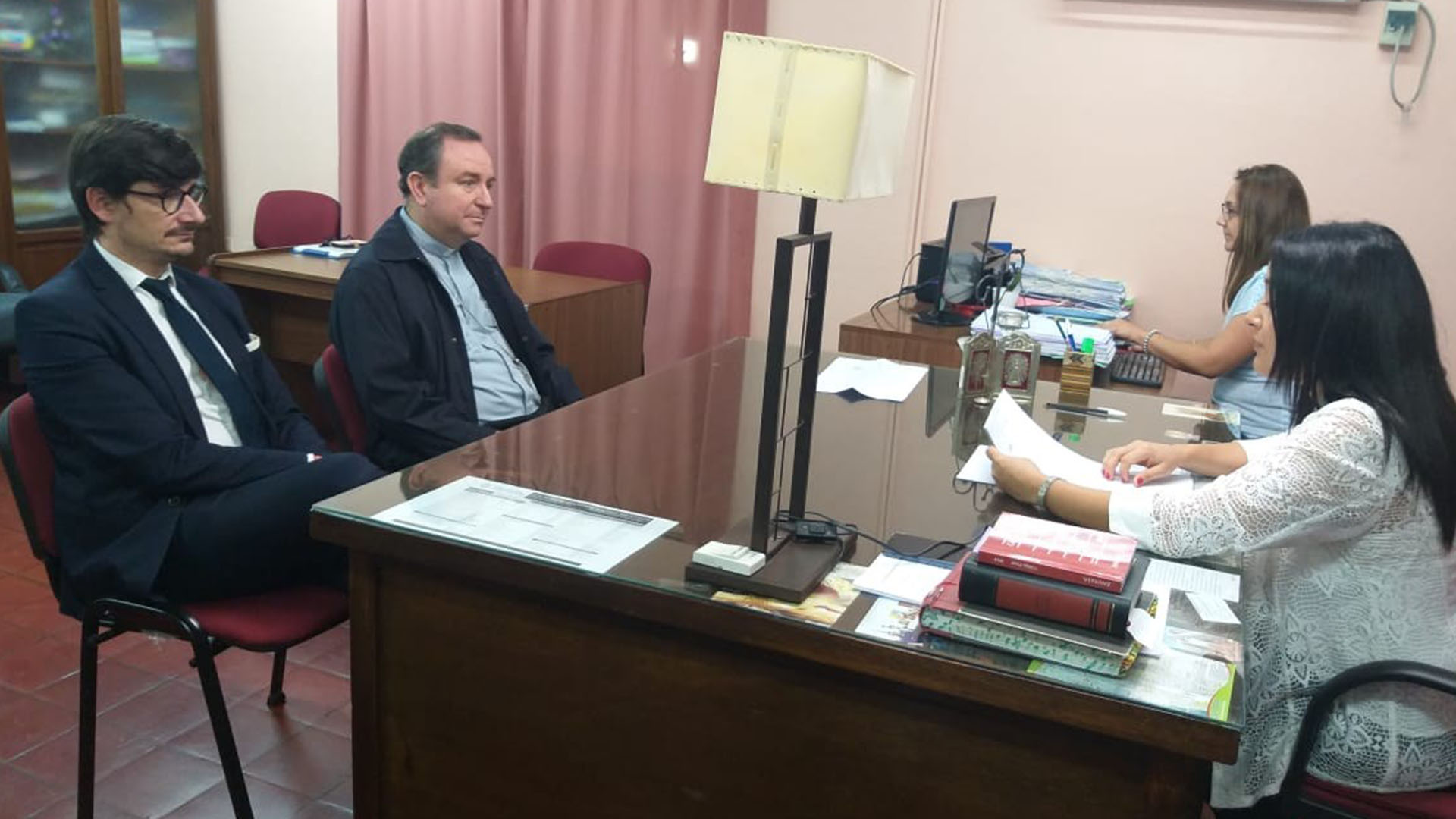 Exobispo cercano al papa Francisco comparece por abuso sexual - exobispo-argentino-gustavo-oscar-zanchetta-acompanado-por-su-abogado-canonico-y-portavoz-ante-la-jueza-maria-laura-toledo-zamora-de-salta