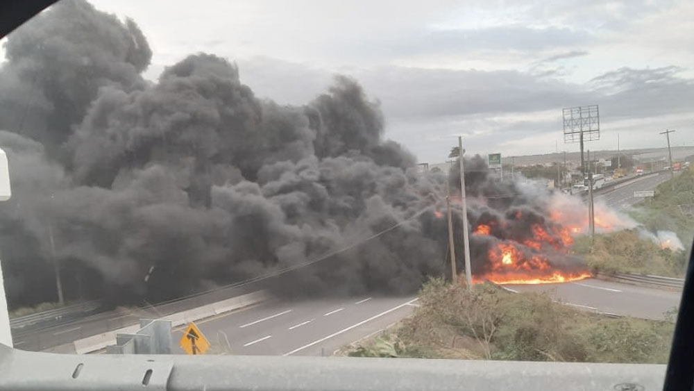 Pipa vuelca y explota en la carretera Veracruz-Cardel