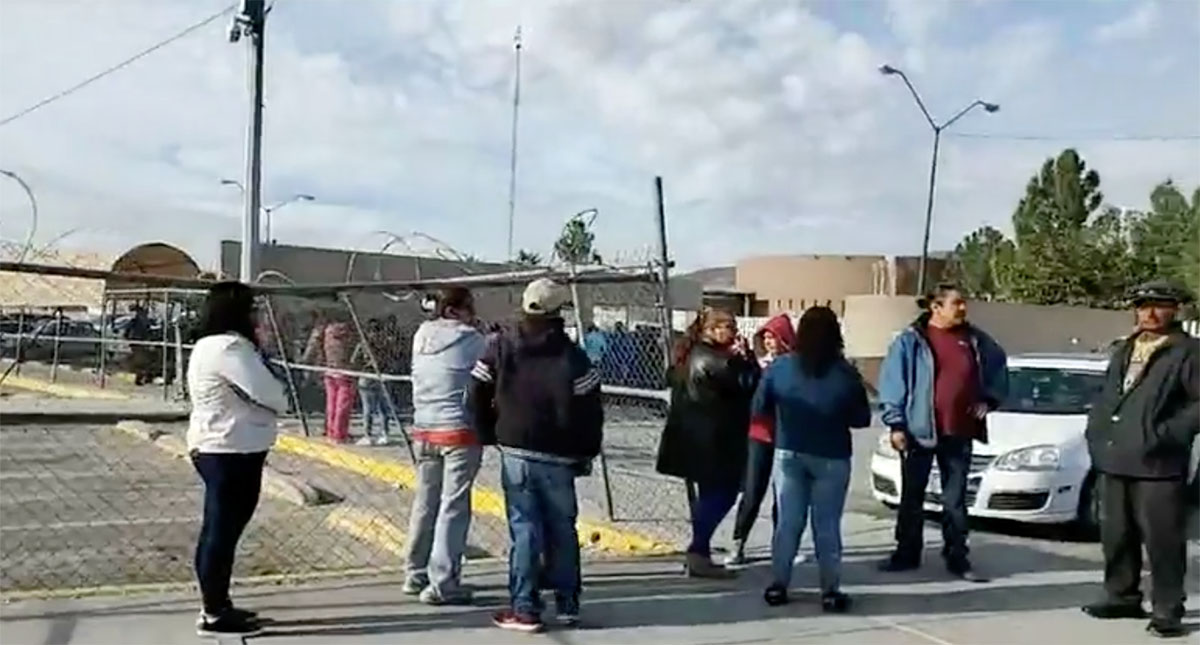 Implementan operativo en Cereso 3 de Ciudad Juárez - familiares-de-internos-afuera-del-cereso-3-de-cd-juarez
