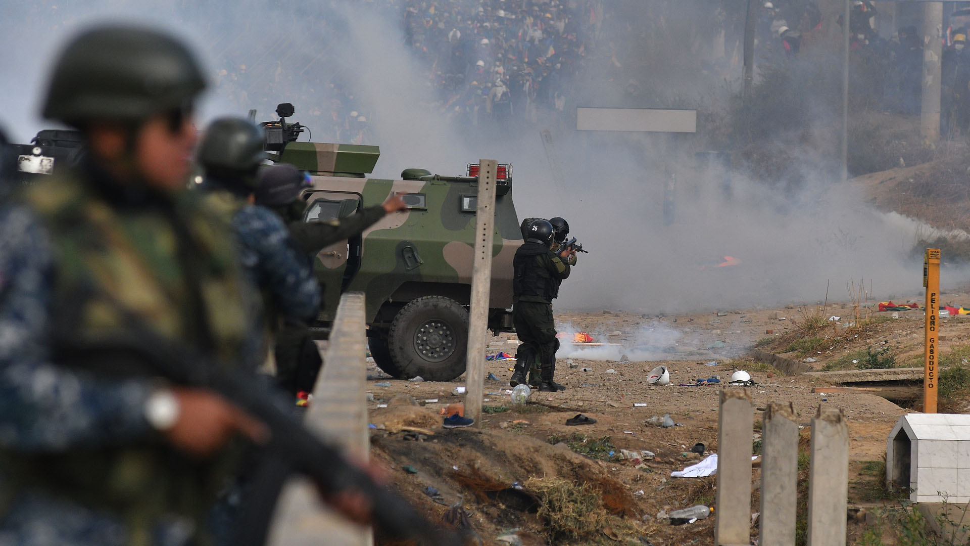 Suman 9 muertos por enfrentamientos entre policía y ciudadanos en Bolivia - fuerzas-militares-de-bolivia-en-enfrentamiento-con-cocaleros-afines-a-evo-morales