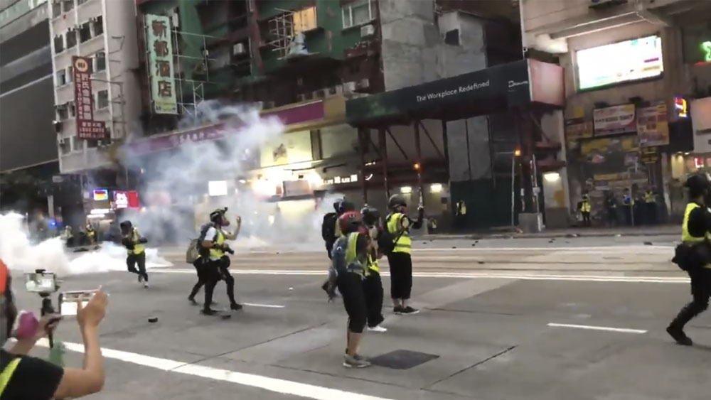 Policía de Hong Kong dispersa protestas con gases lacrimógenos