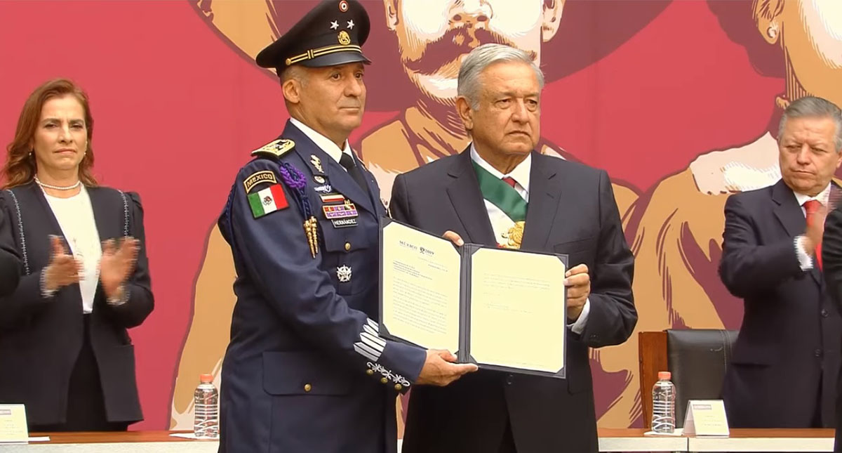 López Obrador condecora a tripulación que trajo a México a Evo Morales