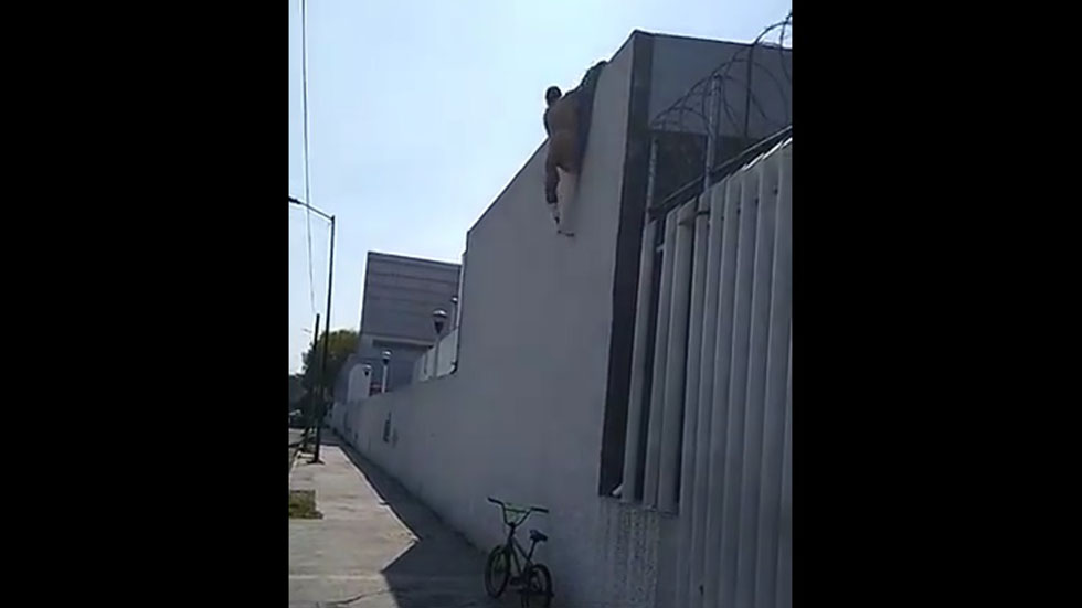 #Video Hombre con la pierna enyesada brinca barda de hospital para huir