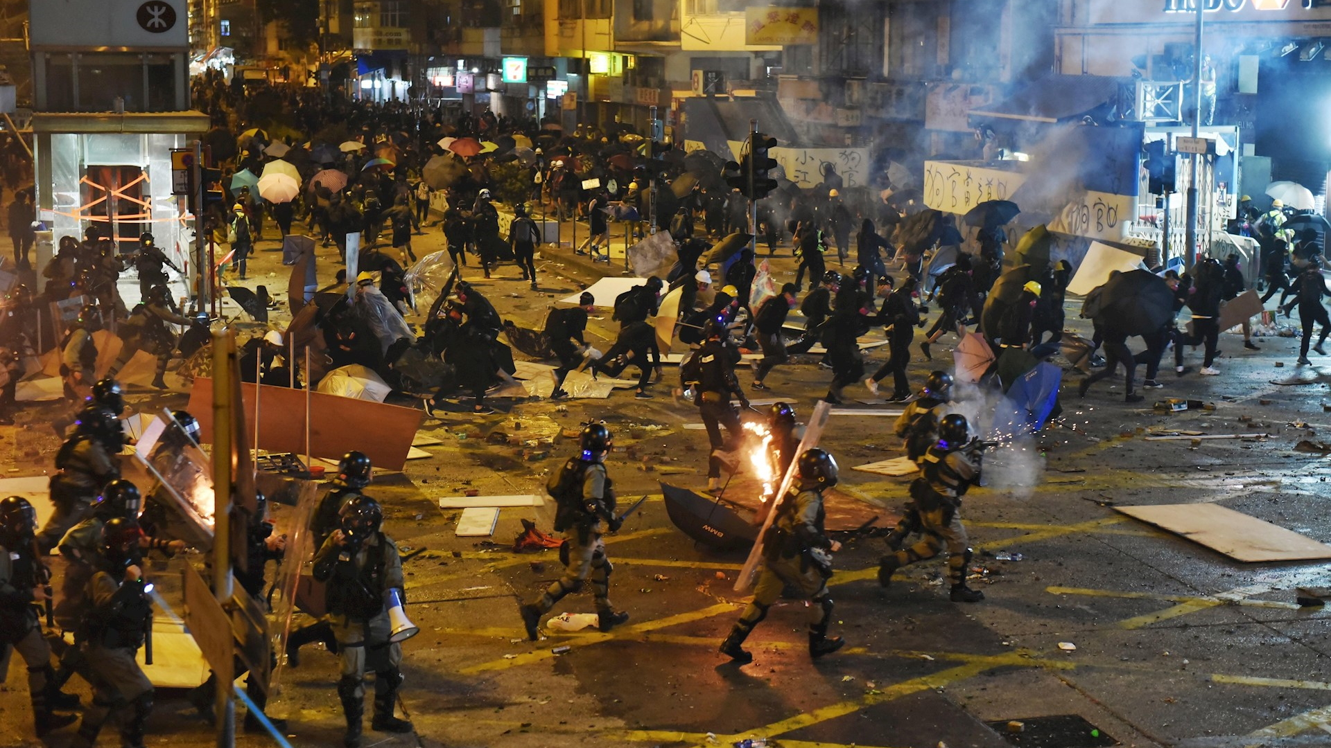 Tensión en universidad de Hong Kong baja tras salida de 600 activistas