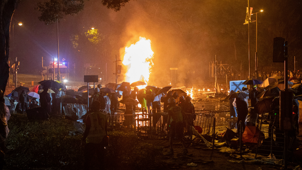 Policía hongkonesa rodea a manifestantes y avisa posible uso de munición real