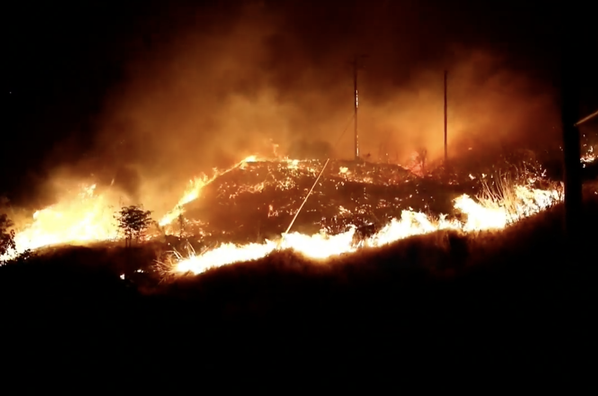Doce incendios avivados por fuertes vientos mantienen en alerta a California
