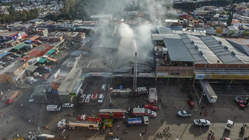 Suman 10 bodegas dañadas por incendio en Central de Abasto de Querétaro