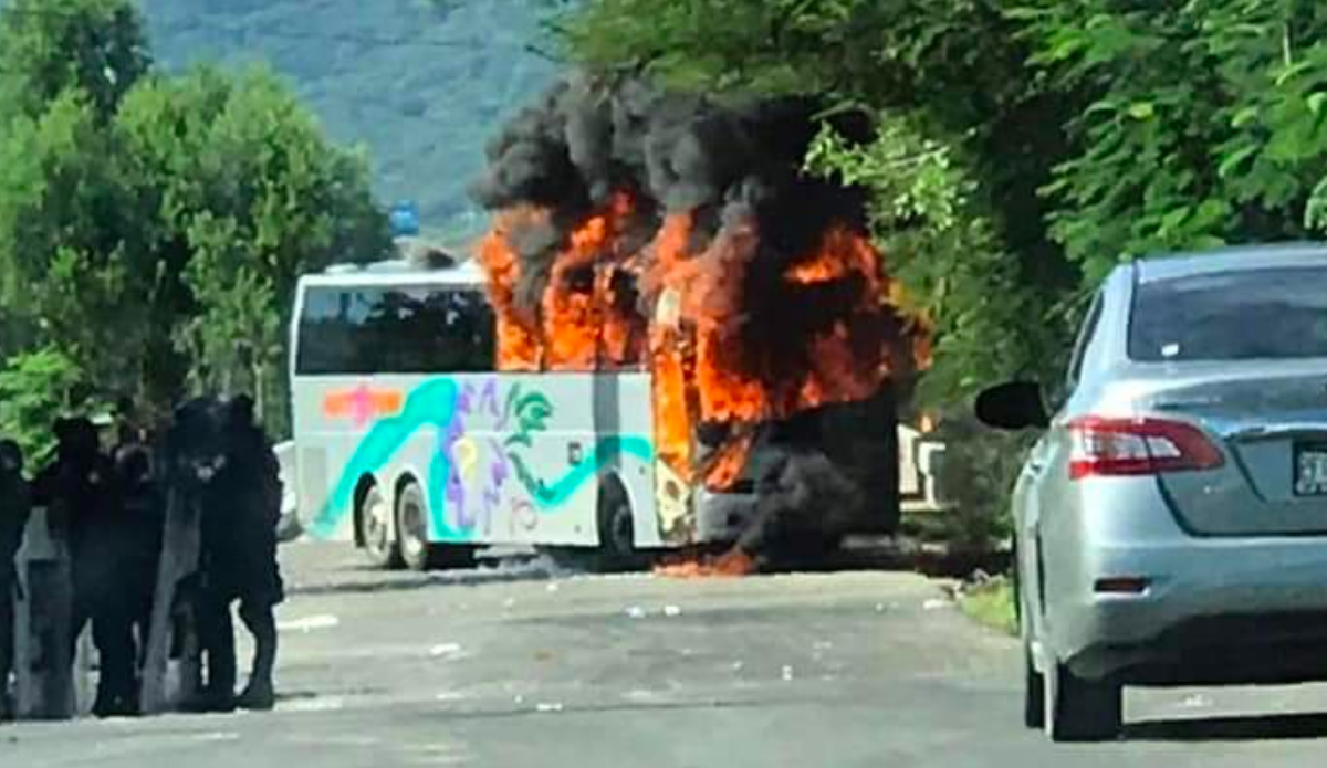Queman al menos un camión en Petatlán, Guerrero