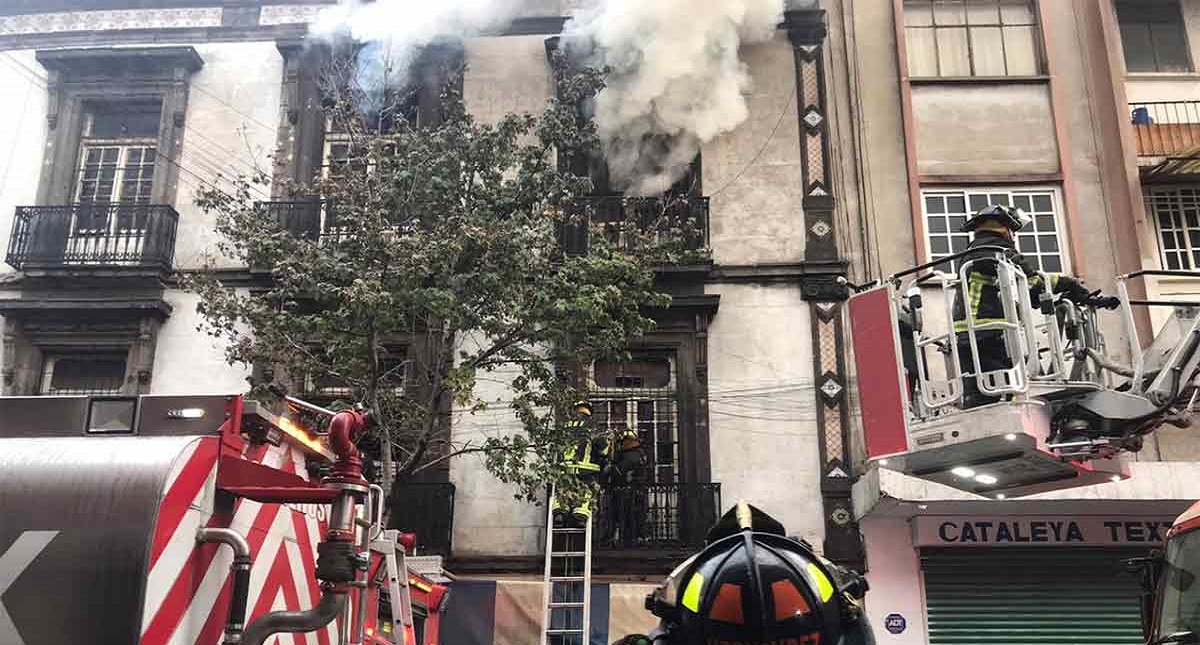 Incendio en edificio de la colonia Centro deja dos bomberos heridos