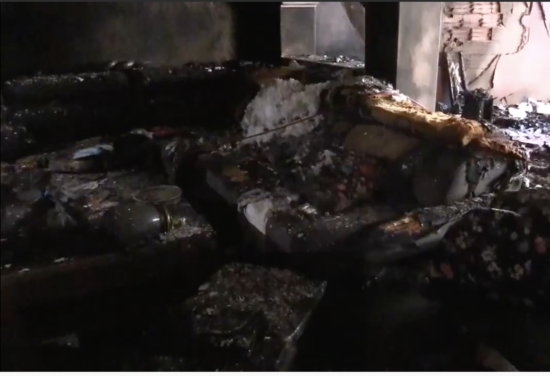 Madre salva a sus hijas de incendio en su casa