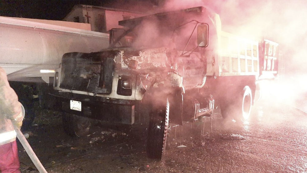 Hombres armados incendian una pipa y dos camiones en Acapulco
