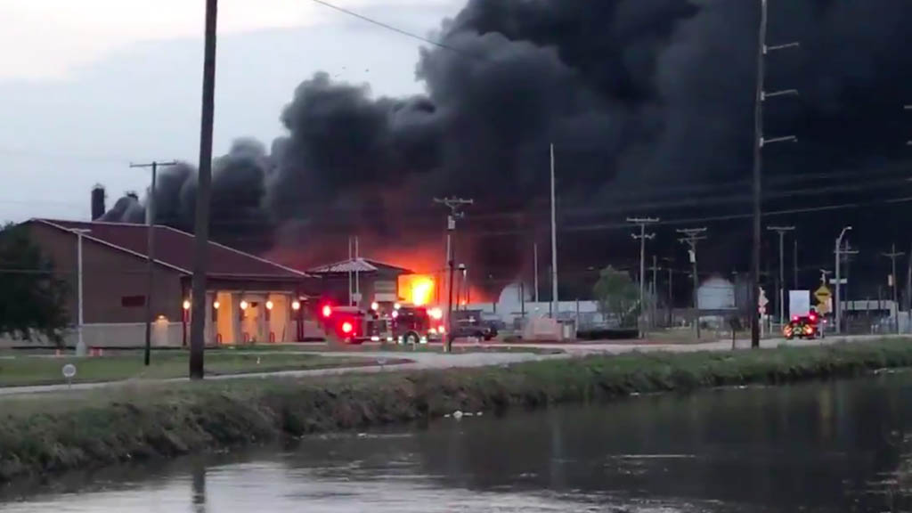 Suman tres lesionados por explosión en planta de químicos en Texas