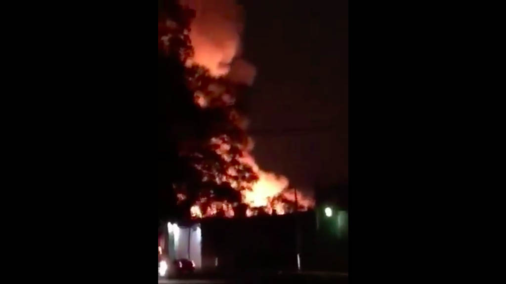 Fuerte incendio consume fábrica en Xalostoc, Ecatepec