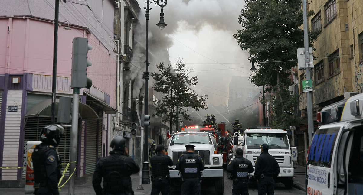 Al menos 150 personas desalojadas por incendio en negocio del Centro Histórico